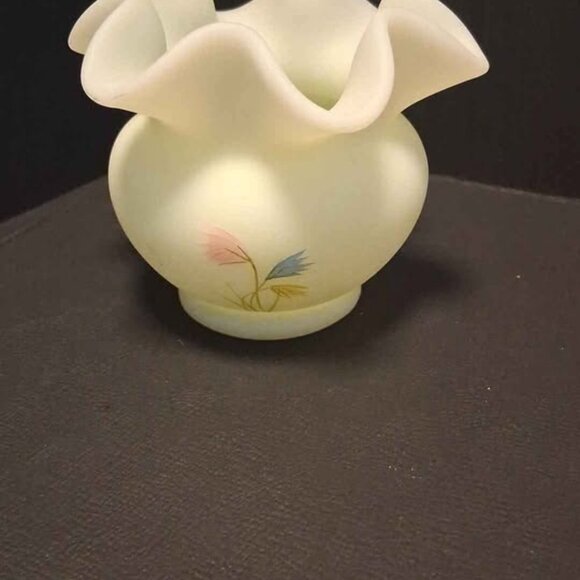 Vtg Fenton UV Reactive Custard Satin Hand-Painted Ruffled Vase - Picture 5 of 9